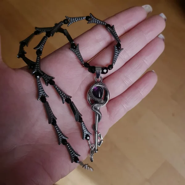 Collier avec pendentif clef et serpent