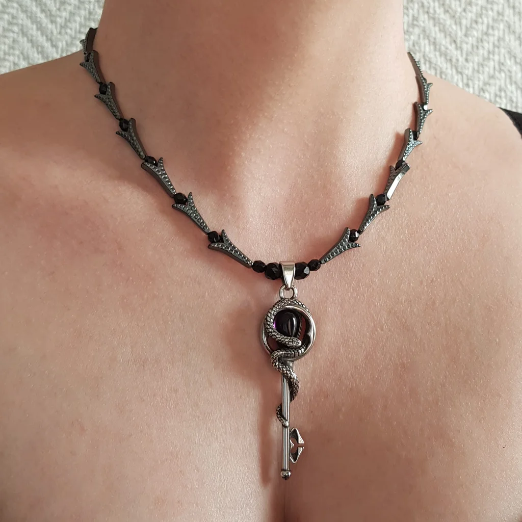 Collier avec pendentif clef et serpent