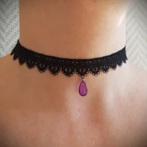 Ce collier choker en dentelle noire avec perle, indémodable accessoire gothique, est proposé ici avec perle: violette, verte, bleu ou bleu/rose.