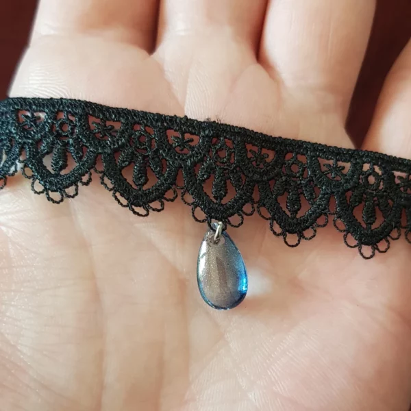 Collier choker en dentelle noire avec perle bleu.