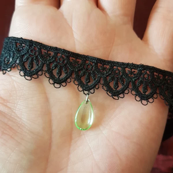 Collier choker en dentelle noire avec perle verte.