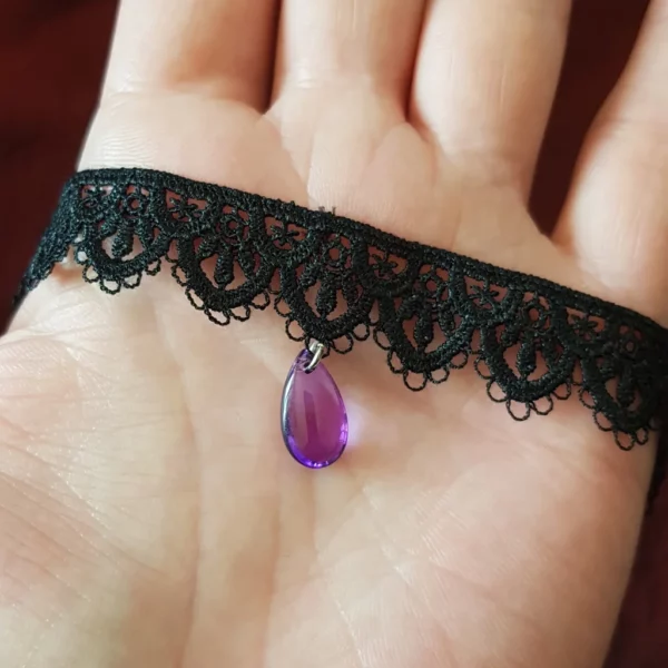 Collier choker en dentelle noire avec perle violette.