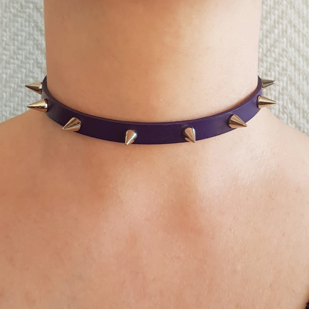 Collier en cuir violet avec spikes, couleur au choix – Image 4