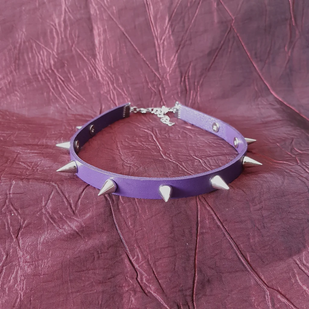 Voici un classique gothique punk, en moins classique: le collier en cuir violet avec spikes dont la couleur est au choix: noir, argenté ou violet.