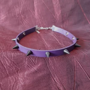 Voici un classique gothique punk, en moins classique: le collier en cuir violet avec spikes dont la couleur est au choix: noir, argenté ou violet.