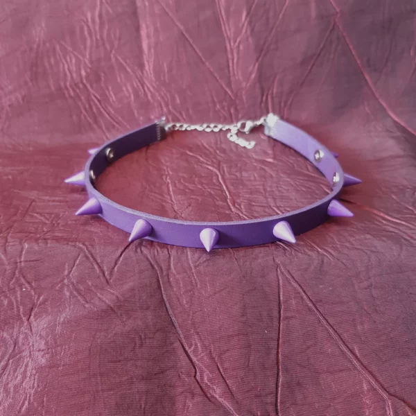 Voici un classique gothique punk, en moins classique: le collier en cuir violet avec spikes dont la couleur est au choix: noir, argenté ou violet.