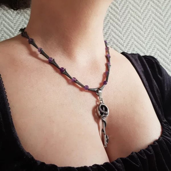 Collier en hématite et améthyste avec pendentif clef