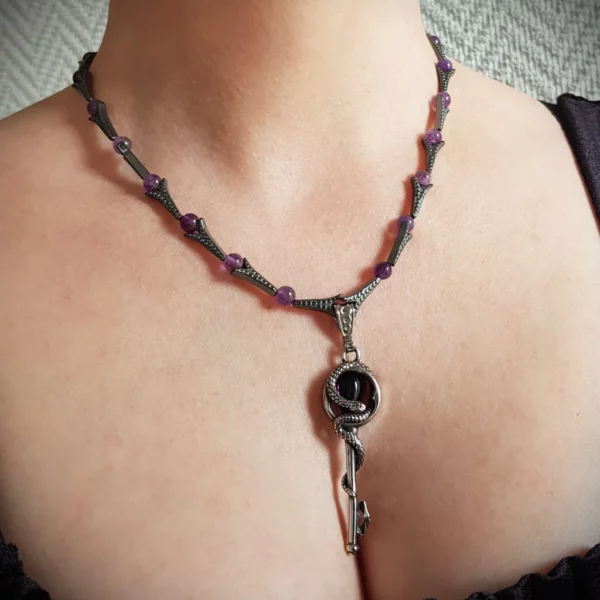 Collier en hématite et améthyste avec pendentif clef