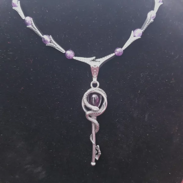 Collier en hématite et améthyste avec pendentif clef