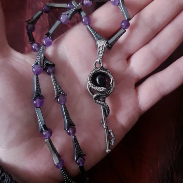 Collier en hématite et améthyste avec pendentif clef