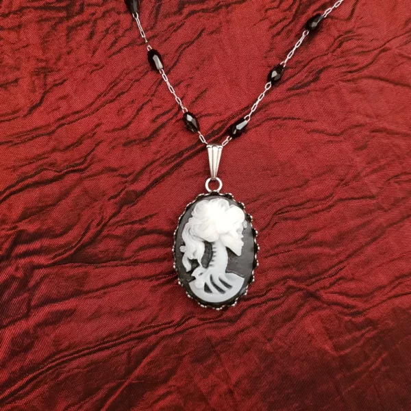 Collier pendentif camée gothique victorien, avec cabochon et chaine en acier inoxydable et verre noir. Fait main en France, longueur réglable.