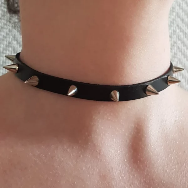 Collier ras de cou en cuir noir avec piques