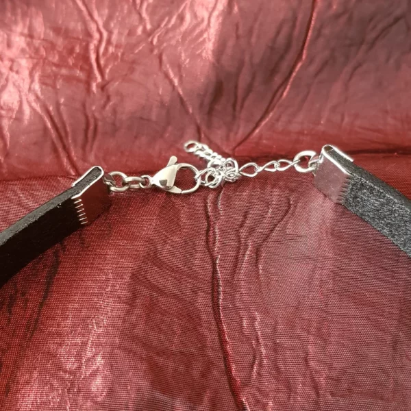 Collier ras de cou en cuir noir avec piques