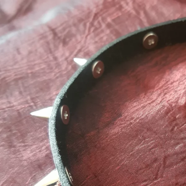 Collier ras de cou en cuir noir avec piques