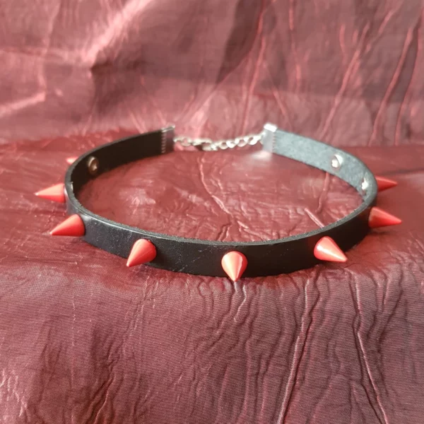 Collier ras de cou en cuir noir avec piques rouge