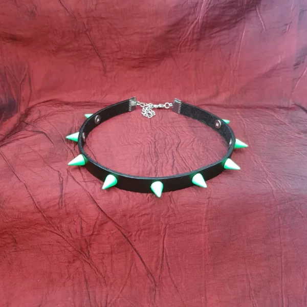 Collier ras de cou en cuir noir avec piques verte