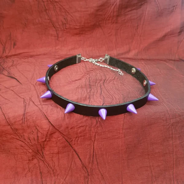 Collier ras de cou en cuir noir avec piques violette
