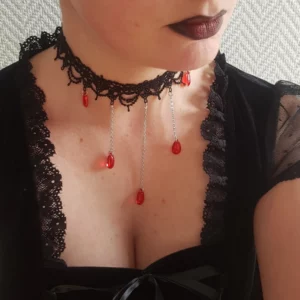 Ce délicat collier ras de cou gothique en dentelle noire est orné de perles en verre rouge, la parfaite finition pour votre look.