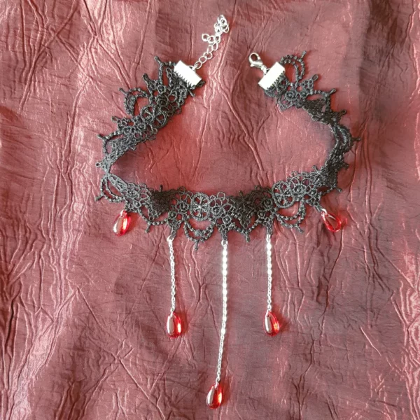 collier ras de cou gothique en dentelle noire.3