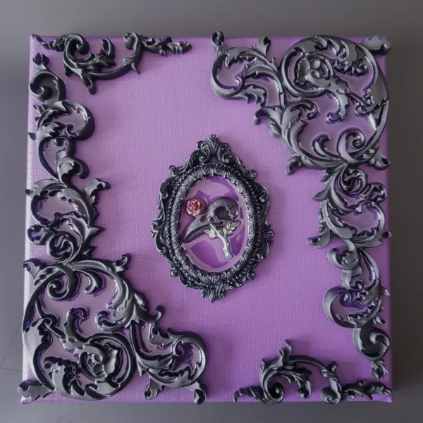 Cette décoration murale gothique en 3D Corbeau ravira au plus haut point les amatrices d'arabesques baroque, et bien sur de noir et violet!