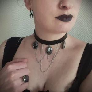 Collier ras de cou en cuir avec chaines et hématites!