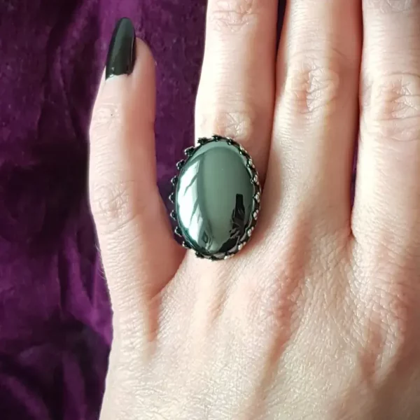 Bague gothique réglable en hématite grise naturelle, parfaite pour un style gothique baroque grâce à son contour dentellé et sa pierre sombre mais qui attrape magnifiquement la lumière.