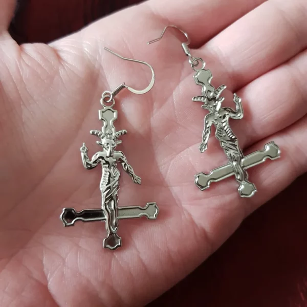Boucles d'oreilles Baphomet sur croix satanique – Image 3