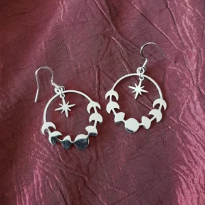 Ces boucles d'oreilles lune et étoile, en acier inoxydable, sont composés des phases de la lune surmonté d'une étoile. Un bijou witchy à souhait!