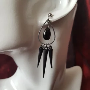 Ces boucles d'oreilles pique spike noire sont dotés de 3 pointes et d'une perle en verre assortie, avec monture clous en acier inoxydable.