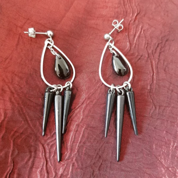 Boucles d'oreilles pique spike noire – Image 3