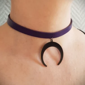 Ce collier ras de cou en cuir avec pendentif lune noire inversée sera parfait pour un style gothique witchy! En cuir violet et acier inoxydable.