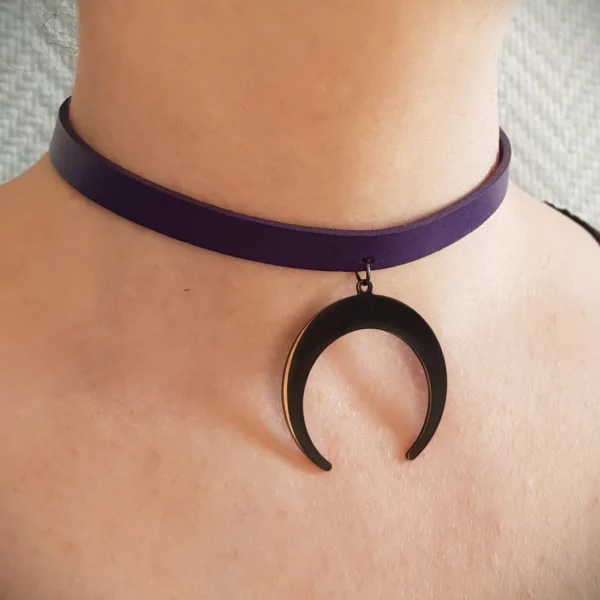 Ce collier ras de cou en cuir avec pendentif lune noire inversée sera parfait pour un style gothique witchy! En cuir violet et acier inoxydable.