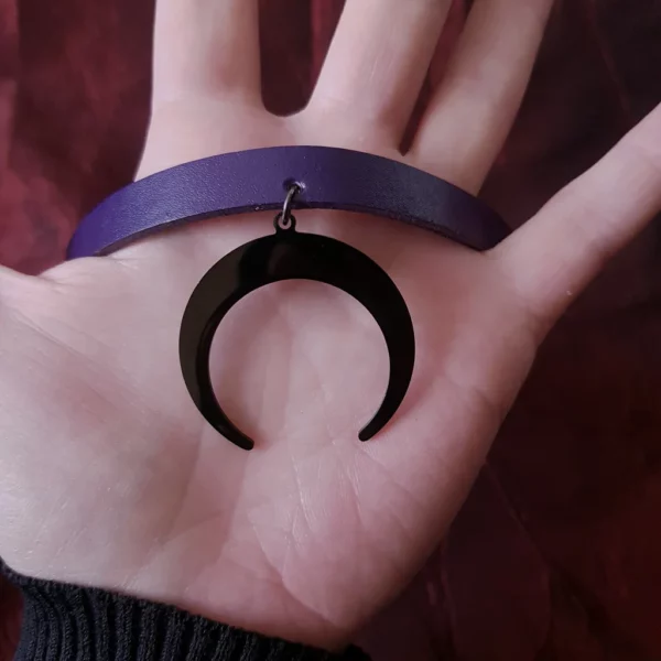 Ras de cou en cuir avec pendentif lune noire