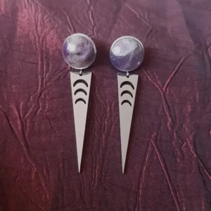 Ces boucles d'oreilles lune et améthyste, sont composés d'une base clou d'oreilles avec pendant géométrique orné de croissant de lune.