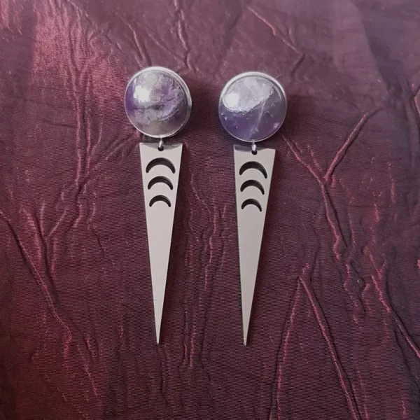 Ces boucles d'oreilles lune et améthyste, sont composés d'une base clou d'oreilles avec pendant géométrique orné de croissant de lune.