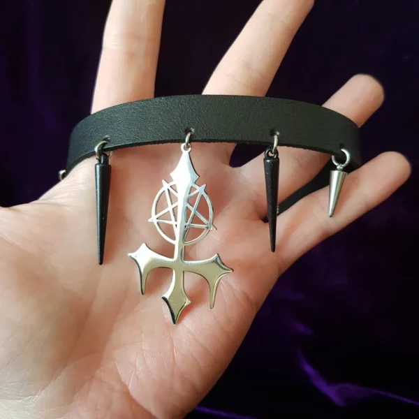 Collier en cuir avec croix inversée et pentacle – Image 3
