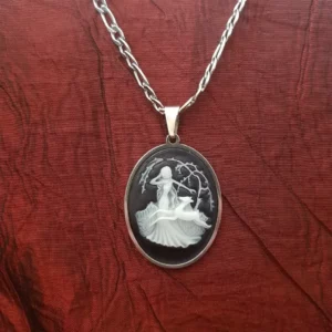 Collier à maillons en acier inoxydable avec pendentif camée déesse Diane la chasseresse.
