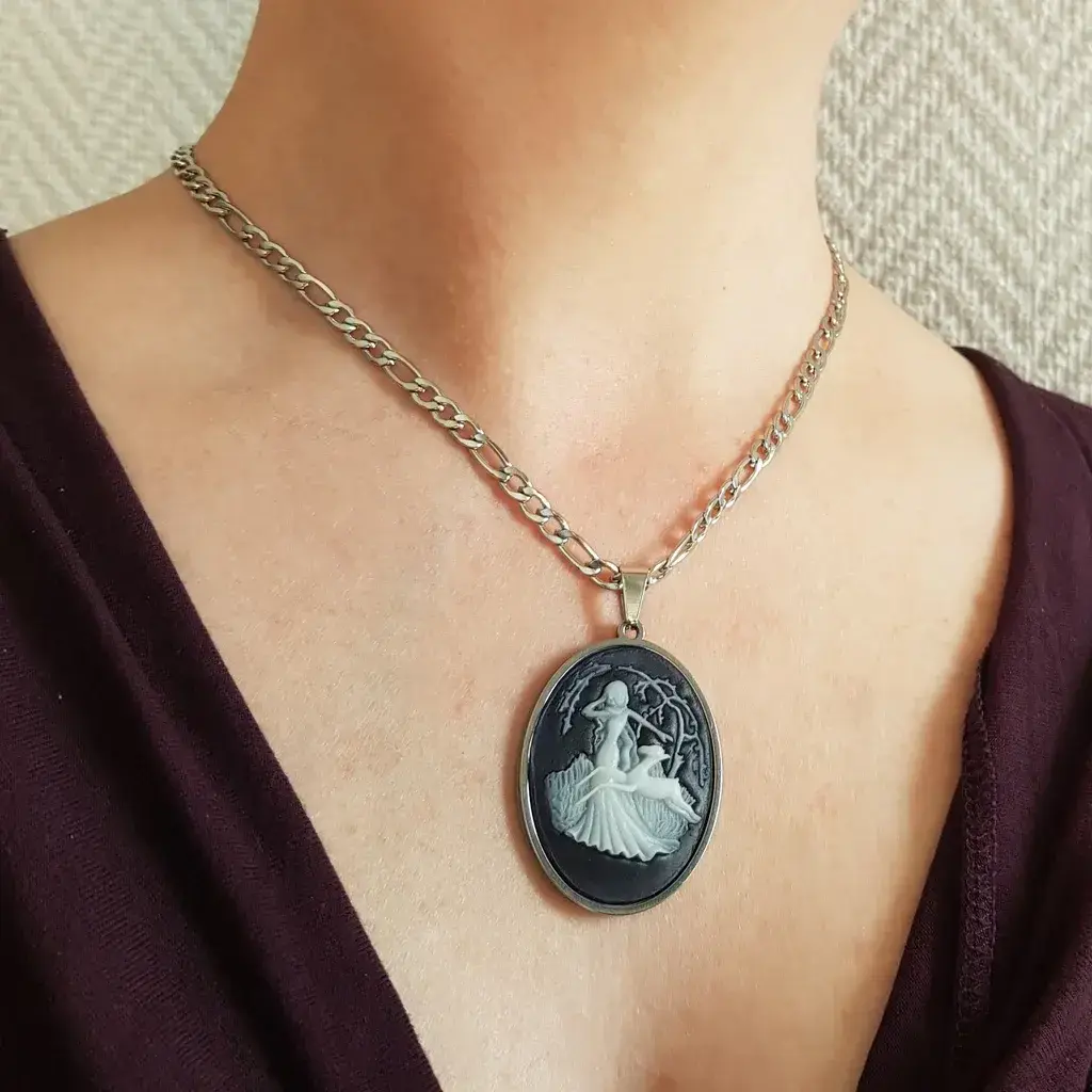 Collier en acier inoxydable avec pendentif camée déesse Diane la chasseresse. Alias Artémis chez les grecques, c'est la déesse de la lune et de la nature sauvage.