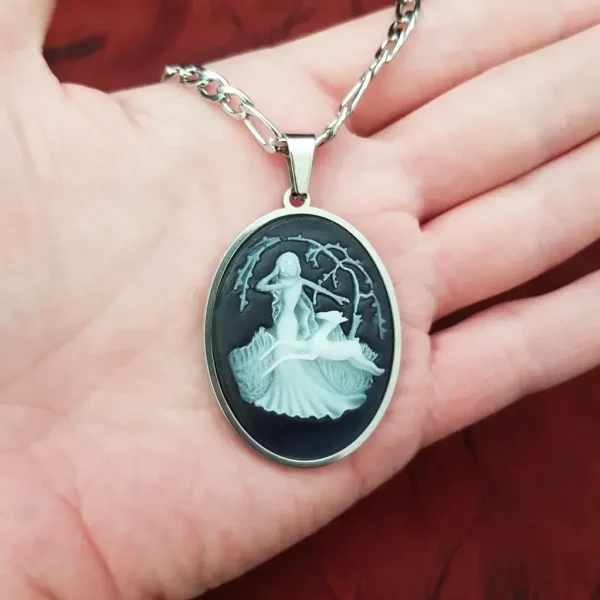 Collier avec pendentif camée déesse Diane la chasseresse