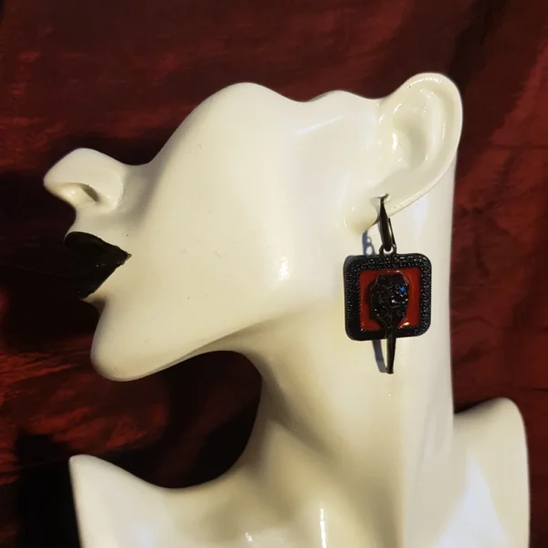Boucles d'oreilles crâne de corbeau noir – Image 3