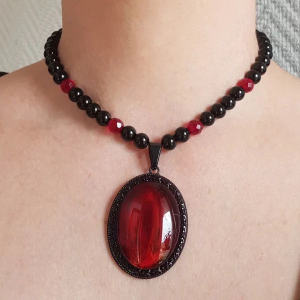 Collier de perles gothique rouge et noir – Image 4