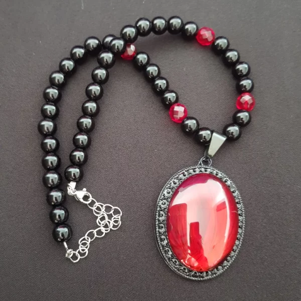 Collier de perles gothique rouge et noir – Image 3