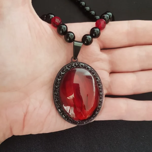Collier de perles gothique rouge et noir – Image 2