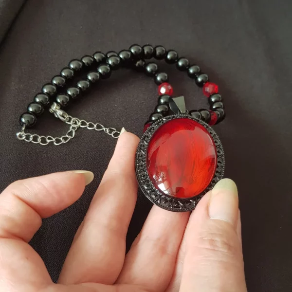 Collier de perles gothique rouge et noir – Image 5