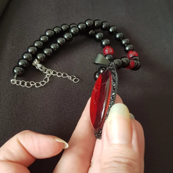 Collier de perles gothique rouge et noir – Image 7