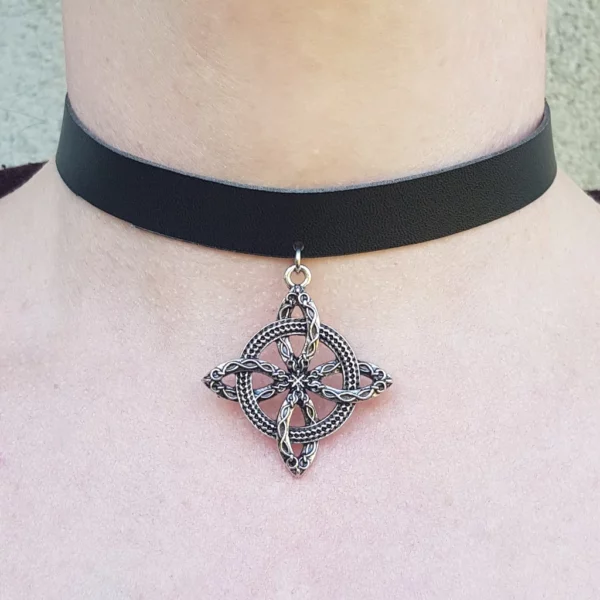 Collier noeud celtique en cuir vegan noir