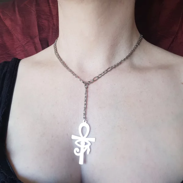 Avec sa forme atypique et sa symbolique au choix, ce collier croix de Ankh et oeil de Râ à tout pour vous conquérir.