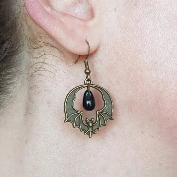 De forme ronde, ces boucles d'oreilles chauve-souris et perle goutte noire finiront parfaitement votre look gothique. Diamètre de 2.4mm environ.