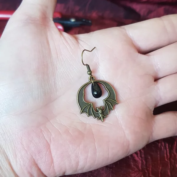 Boucles d'oreilles chauve-souris et perle – Image 3