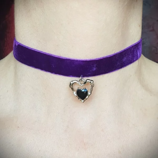 Ce collier ras de cou coeur gothique est orné d'un pendentif double coeur, argenté et noir. Couleur de velours au choix: violet, rouge ou noir.